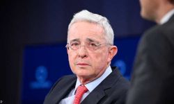 وضع الرئيس الكولومبي السابق ألفارو أوريبي تحت الإقامة الجبرية